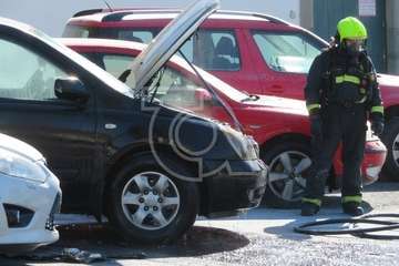 Los bomberos sofocan el incendio de un vehículo en San Juan  (Foto TA)